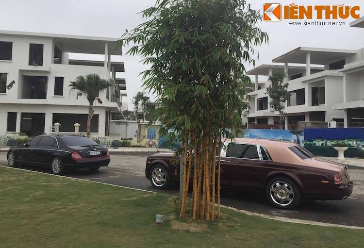 Rolls-Royce Phantom Sacred Fire của Chủ tịch FLC rất hay được nhìn thấy đi cùng 1 mẫu xe siêu sang nữa chính là Maybach 62S. Hiện dòng xe Maybach 62S đã bị khai tử nên mẫu xe siêu sang của Trịnh Văn Quyết có thể xem là của hiếm và tăng giá mạnh.