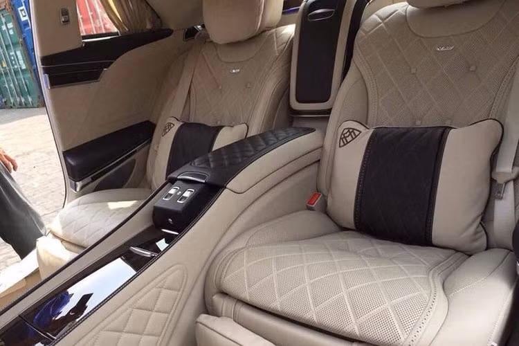 Bên trong khoang lái của xe siêu sang Mercedes-Maybach Pullman được trang bị đến 4 ghế, 2 hàng ghế sau của Maybach S600 Pullman đối diện nhau và đều có khả năng ngả 43,5 độ cũng như tích hợp thêm bàn đỡ chân chỉnh điện xe bọc da Nappa được khâu hình quả trám kết hợp cùng gỗ Designo màu đen bóng chuyên dùng để tạo ra đàn Pianno.