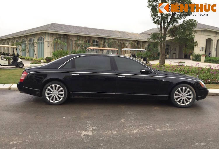 Xe siêu sang Maybach 62S của Trịnh Văn Quyết là phiên bản đặc biệt của dòng Maybach 62 đình đám một thời nên ngoại thất xe có số nan lưới tản nhiệt ít hơn bản tiêu chuẩn, cụ thể là 11 thay vì 23. Bên trong khoang lái của phiên bản 62S còn có vách ngăn bằng kính ở hàng ghế trước và sau tạo sự riêng tư cho người dùng.