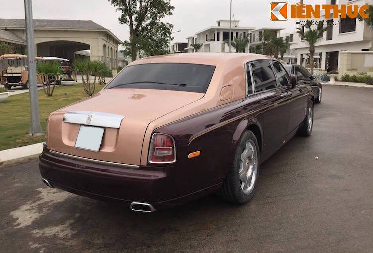 Bên ngoài chiếc xe siêu sang Rolls-Royce Phantom Lửa Thiêng của đại gia "Quyết còi" gây ấn tượng với màu sơn đỏ Madeira và vàng Sunrise phối cùng nhau, đó còn chưa kể logo Spirit of Ecstasy trên đầu chiếc xe độc nhất được sinh ra trên thế giới để phục vụ tỷ phú Trịnh Văn Quyết cũng được mạ vàng 24k bắt mắt. Bên hông xe còn có biểu tượng trống đồng và đường coachline kép màu vàng nổi bật.