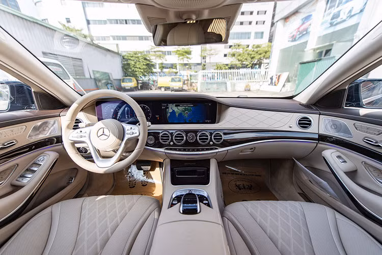 Mercedes-Maybach S600 Pullman của "Quyết còi" được nhìn thấy lăn bánh trên đường với biển số 30F nên có thể được chủ nhân chi ra hơn 60 tỷ đồng để sở hữu. Siêu phẩm S600 Pullman gây ấn tượng mạnh khi có chiều dài lên đến 6,4m và được trang bị đến 4 cửa sổ, lúc nào cũng có rèm che chắn cẩn thận để bảo đảm sự riêng tư cho người ngồi trong.