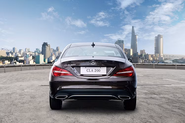 Camera lùi giúp việc quan sát phía sau trở nên thuận tiện hơn. CLA tiếp tục được trang bị hệ thống hỗ trợ đỗ xe chủ động Active Parking Assist với khả năng dò tìm không gian đỗ xe phù hợp và tự động điều khiển tay lái và phanh để đưa xe vào chỗ đỗ (cả trong trường hợp đỗ xe song song &amp; đỗ xe vuông góc).
