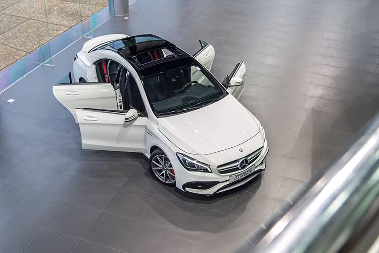  Ở phiên bản nâng cấp, Mercedes-AMG CLA 45 4MATIC vẫn là chiếc xe thương mại sở hữu khối động cơ 4 xylanh mạnh nhất thế giới hiện nay. Động cơ của xe lên tới 381 mã lực và momen xoắn 475 Nm ngay từ vòng tua máy 2.250 vòng/phút là những con số không tưởng từ động cơ 2.0L của Mercedes-AMG.