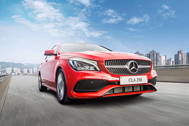 Đường cong thứ ba xuất phát từ đèn hậu đến cột B nhằm khắc họa một ‘đôi vai’ vững chắc. Đường cong này cũng giúp cột C ‘buông’ xuống phía sau thật thanh thoát. Những bề mặt dập nổi giữa các đường cong tạo nên chiều sâu trên thân xe và hiệu ứng ánh sáng đẹp mắt khi chuyển động.