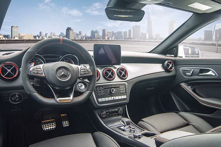 Bên cạnh ngoại thất được hoàn thiện, CLA cũng được bổ sung nhiều tiện nghi và tính năng. Màn hình trung tâm TFT 8 inch với thiết kế tablet vừa hiển thị thông tin rõ ràng, vừa thổi hồn hiện đại vào khoang nội thất.