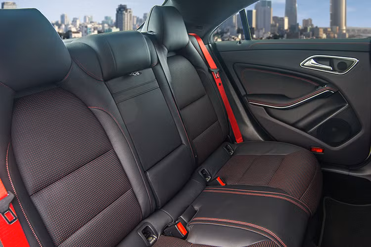 Hàng ghế trước và sau thiết kế rộng rãi, nổi bật với da cao cấp tạo sự thoải mái cho người sừ dụng trên mọi hành trình.
