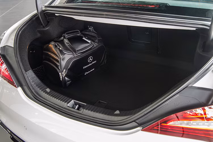 Hệ thống dẫn động 4 bánh toàn thời gian 4MATIC giúp xe bám đường tốt hơn và truyền sức mạnh động cơ xuống mặt đường hiệu quả nhất. Hệ thống treo thể thao hạ thấp 15 mm ở phía trước và 10 mm ở phía sau giúp xe ổn định hơn ở tốc độ cao.