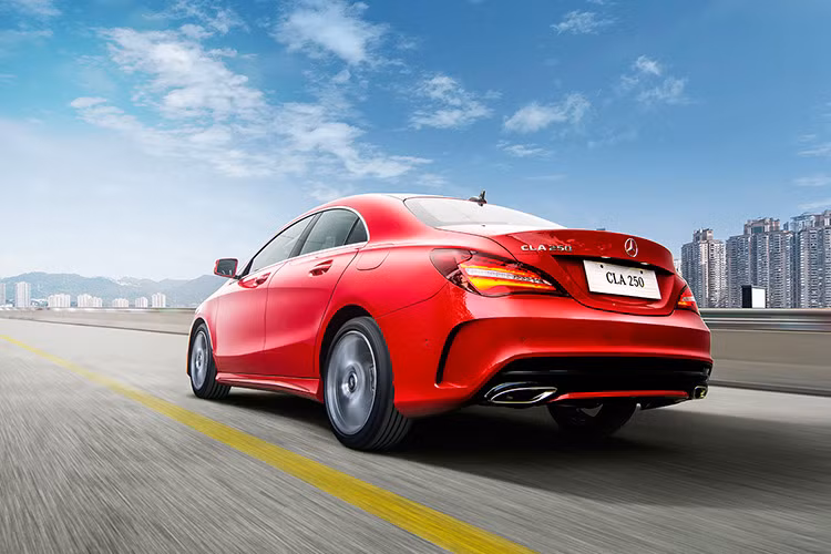 Đuôi xe được thiết kế nhằm nhấn mạnh bề ngang, nắp khoang hành lý được tạo hình thật gợi cảm. Đèn hậu là điểm nối hoàn hảo giữa những đường cong trên thân xe với cản sau vuông vức. Điểm xuyết cùng những đường cong này là cụm đèn trước LED toàn phần công nghệ cao và cụm đèn hậu với thiết kế cánh hạc đẹp mắt.