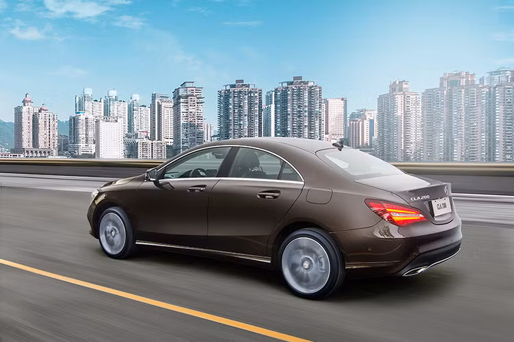 Về công nghệ an toàn, CLA mới được trang bị hệ thống hỗ trợ phòng ngừa va chạm COLLISION PREVENTION ASSIST PLUS (CPA Plus), chủ động ngăn chặn hoàn toàn hoặc giảm thiểu hệ quả của việc va chạm với xe phía trước nhờ vào chức năng hỗ trợ tự động giảm tốc.