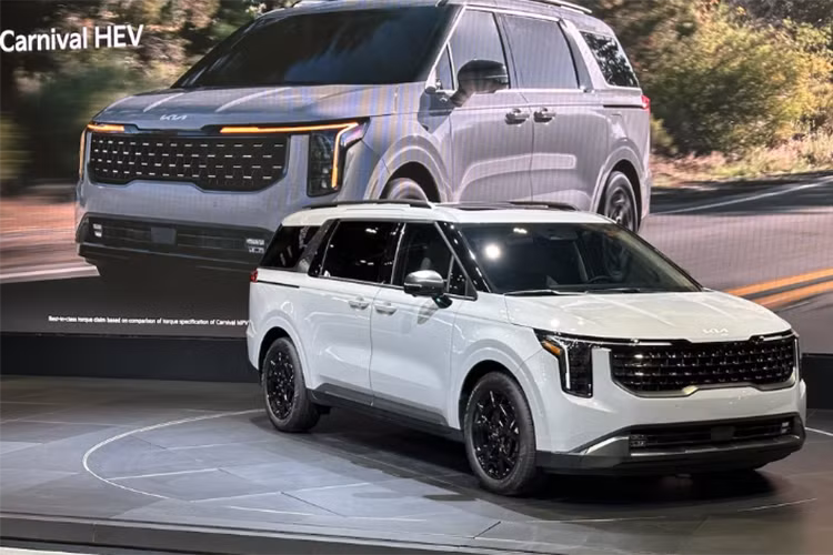 Ngoại thất của Kia Carnival hybrid 2025 mới không có nhiều khác biệt so với phiên bản động cơ đốt trong, nổi bật với lưới tản nhiệt dạng mũi hổ, cụm đèn LED thấu kính đặt dọc hai bên và mâm xe 19 inch họa tiết 3D mới.