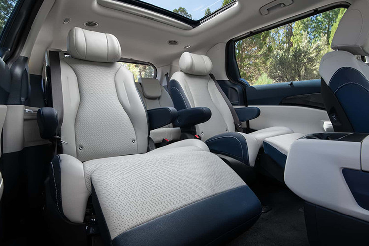 Kia Carnival hybrid là mẫu xe hybrid thứ hai được Kia phân phối tại Việt Nam, sau Kia Sorento ra mắt vào tháng 12/2022. Xe sử dụng công nghệ hybrid tự sạc (HEV), tương tự các mẫu hybrid đang bán tại Việt Nam như Toyota Corolla Cross Hybrid, Camry Hybrid hay Honda Civic e:HEV RS.