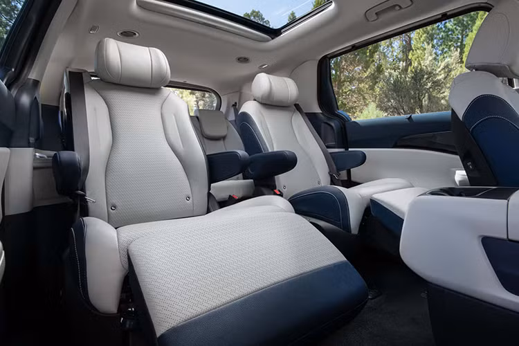 Kia Carnival hybrid là mẫu xe hybrid thứ hai được Kia phân phối tại Việt Nam, sau Kia Sorento ra mắt vào tháng 12/2022. Xe sử dụng công nghệ hybrid tự sạc (HEV), tương tự các mẫu hybrid đang bán tại Việt Nam như Toyota Corolla Cross Hybrid, Camry Hybrid hay Honda Civic e:HEV RS.