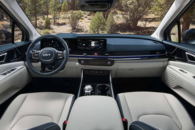 Một tư vấn bán hàng tại đại lý Kia tiết lộ giá Kia Carnival Hybrid 2025 là 1,849 tỷ đồng, cao hơn khoảng 260 triệu đồng so với phiên bản diesel cao cấp nhất. Một nguồn tin thân cận từ Kia cũng xác nhận mức giá này, nhưng phía THACO Auto vẫn chưa có thông báo chính thức.