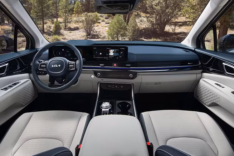 Một tư vấn bán hàng tại đại lý Kia tiết lộ giá Kia Carnival Hybrid 2025 là 1,849 tỷ đồng, cao hơn khoảng 260 triệu đồng so với phiên bản diesel cao cấp nhất. Một nguồn tin thân cận từ Kia cũng xác nhận mức giá này, nhưng phía THACO Auto vẫn chưa có thông báo chính thức.