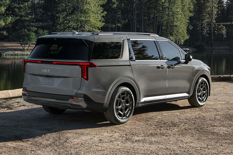 Theo đoạn video nhá hàng, Kia Carnival hybrid 2025 tại Việt Nam có thiết kế ngoại thất tương đồng với phiên bản cao cấp nhất dùng động cơ diesel (2.2D Signature), ngoại trừ logo "HEV" đặt tại cửa cốp phía sau. Kia cũng xác nhận mẫu xe này sẽ sử dụng động cơ xăng 1.6L tăng áp kết hợp mô-tơ điện.