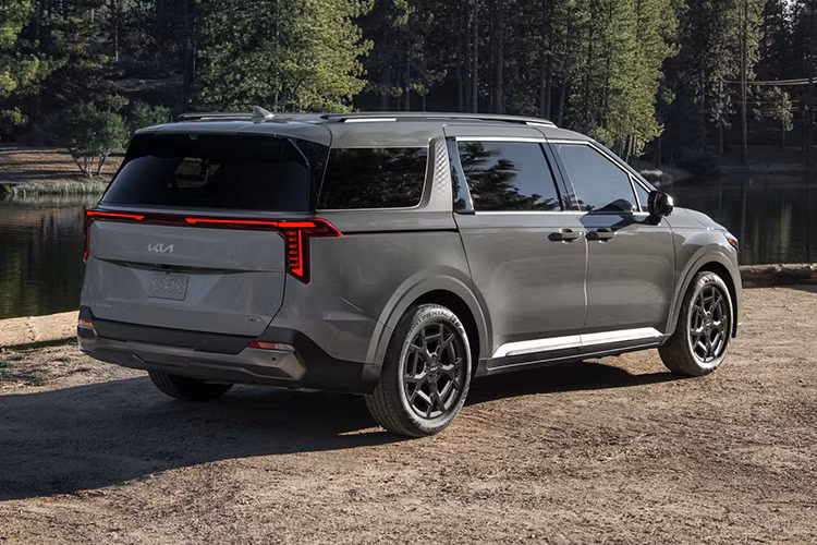 Theo đoạn video nhá hàng, Kia Carnival hybrid 2025 tại Việt Nam có thiết kế ngoại thất tương đồng với phiên bản cao cấp nhất dùng động cơ diesel (2.2D Signature), ngoại trừ logo "HEV" đặt tại cửa cốp phía sau. Kia cũng xác nhận mẫu xe này sẽ sử dụng động cơ xăng 1.6L tăng áp kết hợp mô-tơ điện.