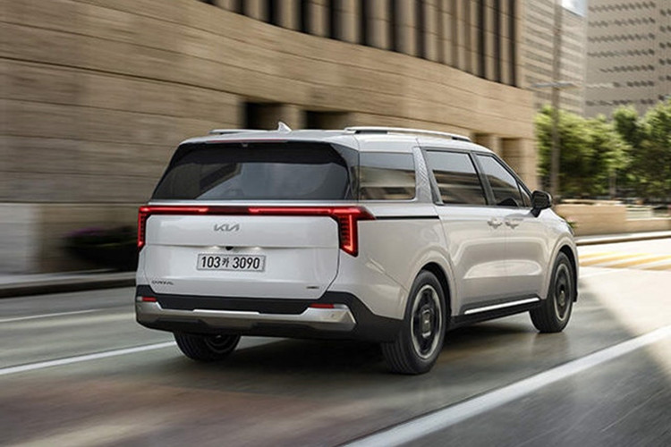 Thông số động cơ tại Việt Nam chưa được công bố, nhưng tại Singapore, hệ truyền động hybrid của Carnival gồm động cơ xăng 1.6L tăng áp và mô-tơ điện, cho tổng công suất 245 mã lực và mô-men xoắn 367 Nm. Mức tiêu hao nhiên liệu của xe đạt 14 km/lít, tương đương khoảng 7,14 lít/100 km.