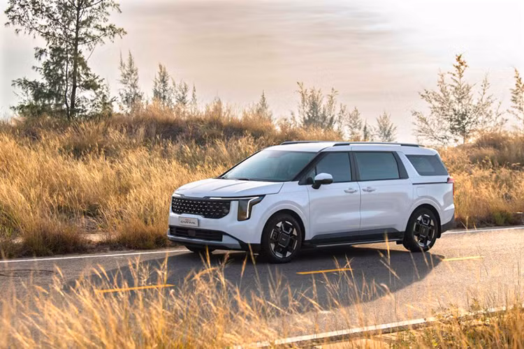 Người tiêu dùng có thể mong đợi Kia Carnival hybrid sẽ được trang bị gói công nghệ hỗ trợ lái nâng cao ADAS với các tính năng như cảnh báo và hỗ trợ tránh va chạm phía trước, hỗ trợ giữ làn, cảnh báo điểm mù, camera 360 độ, cảnh báo phương tiện cắt ngang khi lùi, cảm biến áp suất lốp, điều khiển hành trình thích ứng và đèn pha thông minh.