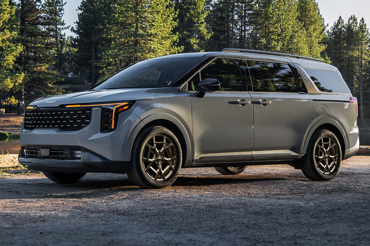 Vào ngày 6/1 vừa qua, Kia Việt Nam đã tung ra đoạn video giới thiệu mẫu Kia Carnival 2025 bản hybrid, đồng thời cập nhật mẫu xe này trên danh mục sản phẩm tại trang chủ. Dù đã bắt đầu nhận đơn đặt hàng từ khách hàng, giá bán chính thức của mẫu MPV hybrid này vẫn chưa được hãng công bố.