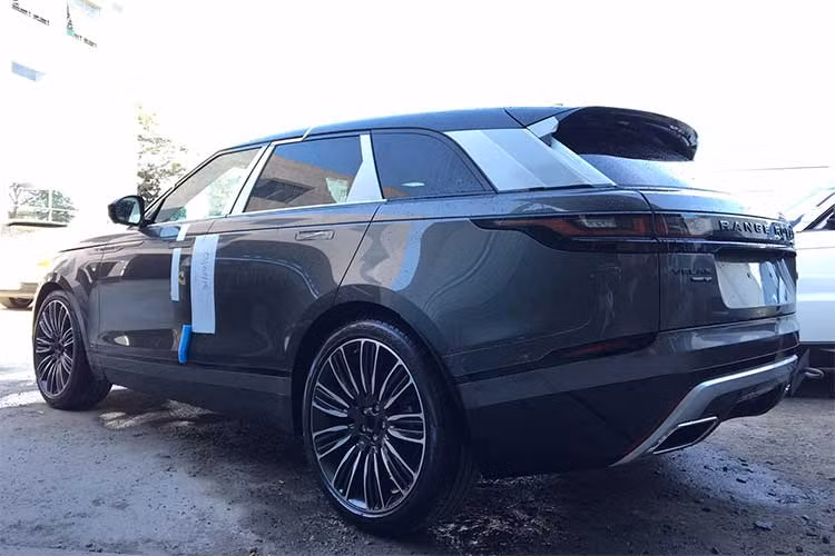 Range Rover Velar 2017 sở hữu kích thước tổng thể dài rộng x cao lần lượt là 4.803 x 1.930 x 1.665 mm, chiều dài trục cơ sở 2.874 mm. Mâm xe 22 inch 9 chấu kép thay vì bộ mâm 21 hay 20 inch 5 chấu kép. Cấu trúc khung gầm được làm từ nhôm tương tự Jaguar F-Pace.