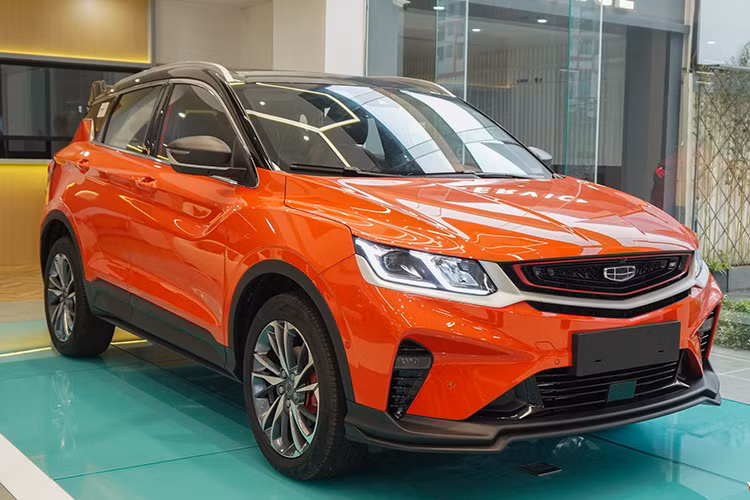 Chưa phải là phiên bản mới nhất như xe tại thị trường quốc tế, Geely Coolray vẫn hứa hẹn là "luồng gió mới" trong phân khúc B-SUV. Với thiết kế khỏe khoắn, mẫu xe này có thể được quan tâm bởi những khách hàng trẻ ưa thích công nghệ và sẵn sàng thử sức với thương hiệu mới. Tại nhóm xe này, Mitsubishi Xforce là sản phẩm "hút" khách nhất năm 2024, với tổng cộng 14.407 xe được tiêu thụ.