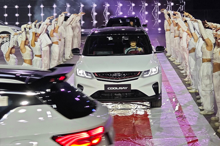 Phiên bản Flagship của Geely Coolray có độ nhận diện tốt. So với hai bản thấp, biến thể này sở hữu ngoại hình dễ phân biệt với nóc xe màu đen, cánh gió cố định, mâm hợp kim 18 inch đa chấu và cùm phanh được sơn đỏ. Bên cạnh đó, Flagship là phiên bản duy nhất được trang bị cửa sổ trời toàn cảnh, cảm biến trước/sau và camera 360 độ.