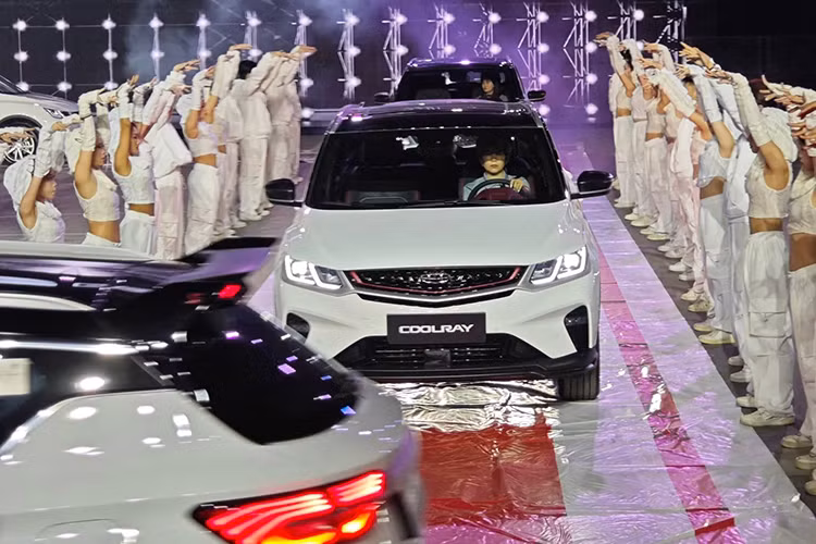 Phiên bản Flagship của Geely Coolray có độ nhận diện tốt. So với hai bản thấp, biến thể này sở hữu ngoại hình dễ phân biệt với nóc xe màu đen, cánh gió cố định, mâm hợp kim 18 inch đa chấu và cùm phanh được sơn đỏ. Bên cạnh đó, Flagship là phiên bản duy nhất được trang bị cửa sổ trời toàn cảnh, cảm biến trước/sau và camera 360 độ.