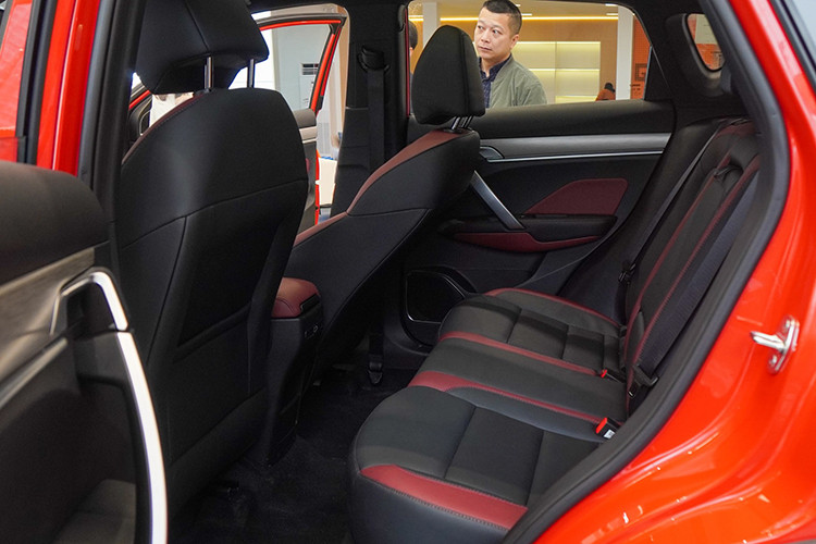 Một điểm đáng chú ý là Geely Coolray được trang bị cần số điện tử - một trang bị thường chỉ xuất hiện trên các mẫu xe cao cấp hơn. Hàng ghế sau cung cấp độ ngả thoải mái tốt, tạo cảm giác dễ chịu khi ngồi lâu.