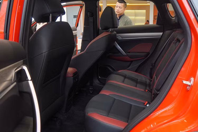 Một điểm đáng chú ý là Geely Coolray được trang bị cần số điện tử - một trang bị thường chỉ xuất hiện trên các mẫu xe cao cấp hơn. Hàng ghế sau cung cấp độ ngả thoải mái tốt, tạo cảm giác dễ chịu khi ngồi lâu.