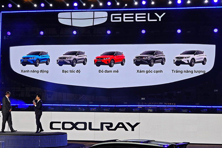 Cụ thể Geely Coolray tại Việt Nam có giá bán thuộc hàng thấp nhất trong phân khúc SUV đô thị cỡ B, chỉ đắt hơn MG ZS (518-588 triệu đồng) nhưng rẻ hơn phần lớn các đối thủ Nhật Bản, Hàn Quốc như Mitsubishi Xforce (599-705 triệu đồng), Toyota Yaris Cross (650-765 triệu đồng) hay Kia Seltos (599-799 triệu đồng).