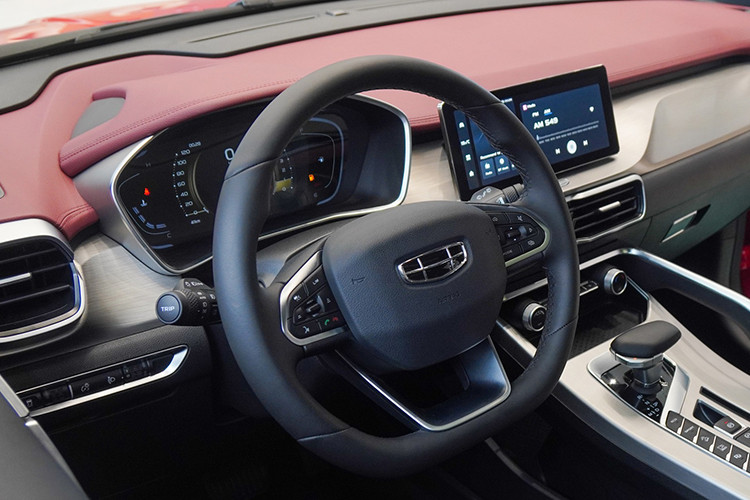 Về an toàn, bản Standard có 2 túi khí, trong khi Premium và Flagship có 6 túi khí. Cả ba phiên bản đều trang bị cảm biến áp suất lốp, hỗ trợ khởi hành ngang dốc, phanh tay điện tử và giới hạn tốc độ. 