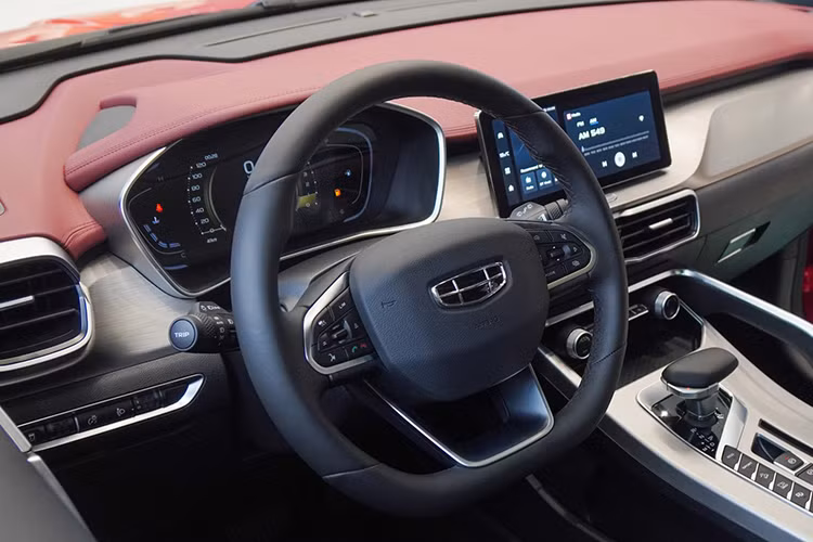 Về an toàn, bản Standard có 2 túi khí, trong khi Premium và Flagship có 6 túi khí. Cả ba phiên bản đều trang bị cảm biến áp suất lốp, hỗ trợ khởi hành ngang dốc, phanh tay điện tử và giới hạn tốc độ. 