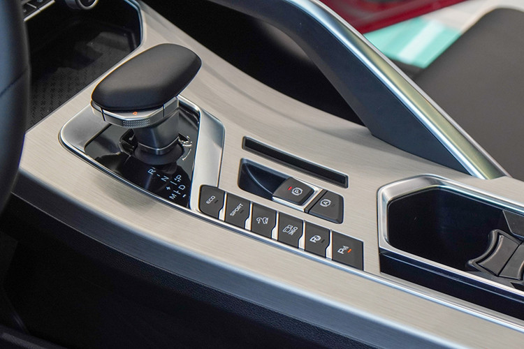 Geely Coolray trang bị động cơ xăng 1.5L tăng áp, công suất 175 mã lực và mô-men xoắn 255Nm, kèm hộp số tự động ly hợp kép 7 cấp ướt và dẫn động cầu trước. Động cơ này được phát triển dựa trên nền tảng của Volvo XC40. 