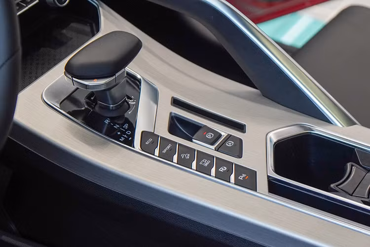 Geely Coolray trang bị động cơ xăng 1.5L tăng áp, công suất 175 mã lực và mô-men xoắn 255Nm, kèm hộp số tự động ly hợp kép 7 cấp ướt và dẫn động cầu trước. Động cơ này được phát triển dựa trên nền tảng của Volvo XC40. 