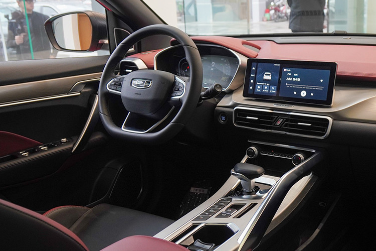 Nội thất của Geely Coolray khá hiện đại với hai tông màu đen và đỏ trên bản Premium và Flagship, vô-lăng vát đáy và màn hình đa thông tin 7 inch. Ghế da chỉ xuất hiện trên hai bản cao cấp nhưng bù lại, màn hình giải trí 10,25 inch là trang bị tiêu chuẩn, có kết nối Apple CarPlay/Android Auto.