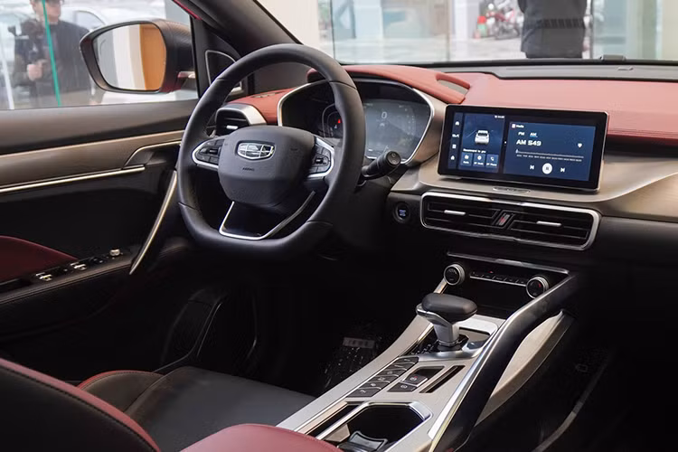 Nội thất của Geely Coolray khá hiện đại với hai tông màu đen và đỏ trên bản Premium và Flagship, vô-lăng vát đáy và màn hình đa thông tin 7 inch. Ghế da chỉ xuất hiện trên hai bản cao cấp nhưng bù lại, màn hình giải trí 10,25 inch là trang bị tiêu chuẩn, có kết nối Apple CarPlay/Android Auto.