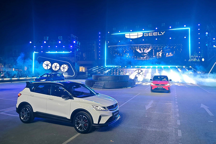 Mẫu xe SUV Geely Coolray sở hữu kích thước dài x rộng x cao lần lượt là 4.330 x 1.800 x 1.609 mm, chiều dài cơ sở 2.500 mm và khoảng sáng gầm 196 mm.