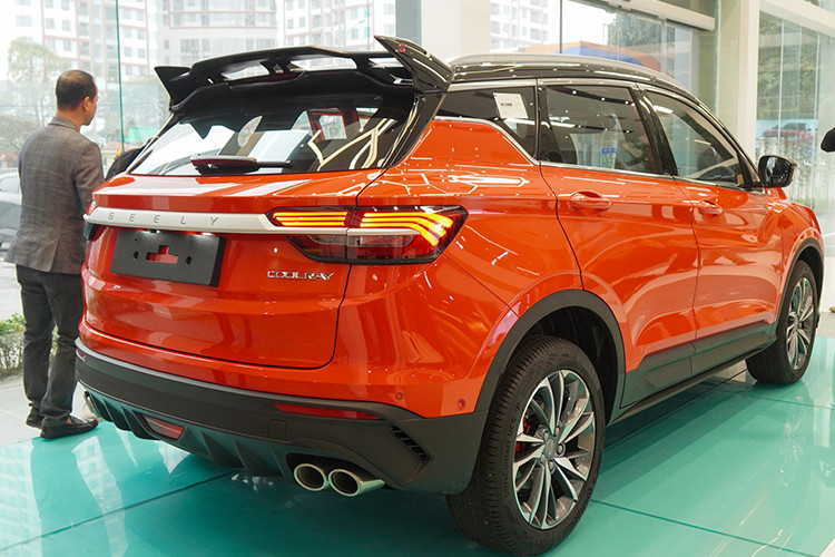 Geely Coolray gây ấn tượng khi là mẫu xe duy nhất trong phân khúc có tính năng lùi chuồng tự động, đi kèm các tính năng hỗ trợ lái xe hiện đại như ga tự động thích ứng, hỗ trợ phanh khẩn cấp và cảnh báo điểm mù.