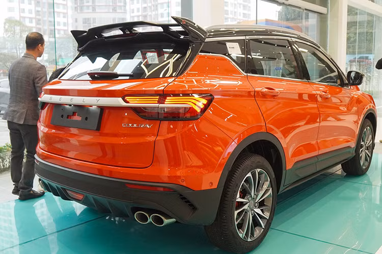 Geely Coolray gây ấn tượng khi là mẫu xe duy nhất trong phân khúc có tính năng lùi chuồng tự động, đi kèm các tính năng hỗ trợ lái xe hiện đại như ga tự động thích ứng, hỗ trợ phanh khẩn cấp và cảnh báo điểm mù.