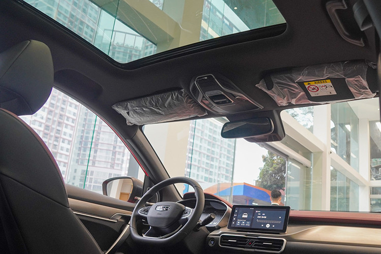 Một số tiện nghi đáng chú ý gồm: cửa sổ trời toàn cảnh (Flagship), đỗ xe tự động (Premium và Flagship), phanh tay điện tử, điều hòa tự động, camera 360 độ (Flagship), 6 loa âm thanh (4 loa trên bản tiêu chuẩn)…