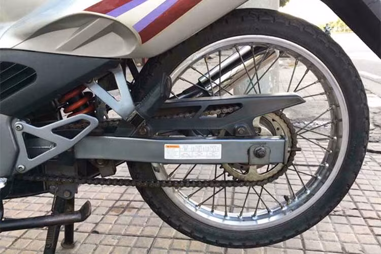Đặc điểm khiến Suzuki RGV 120 và các biến thể của nó trở thành "huyền thoại" đối với những người chơi xe máy côn tay tại Việt Nam đó chính là khối động cơ 2 kỳ 1 xi-lanh 120,7 cc làm mát bằng gió của xe, với công suất lên tới 15,5 PS và mô-men xoắn cực đại lên đến 15 Nm.