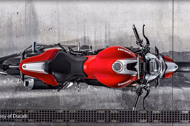 Bên cạnh đó, đội đua chuyên nghiệp của Ducati đã tham dự vào cả hai giải “Vô địch siêu xe môtô thế giới” và “Vô địch mô tô GP thế giới”.