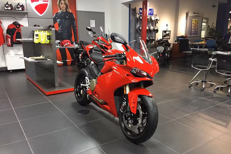 Thành lập vào năm 1926, từ năm 1946, hãng xe Ducati bắt đầu cho ra đời những chiếc mô tô mang đậm phong cách thể thao. Dấu ấn đặc trưng của các siêu phẩm Ducati chính là cơ cấu phân phối khí “Desmodromic”, thiết kế sáng tạo và công nghệ tiên phong.