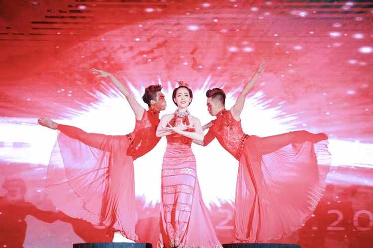 Theo ông Trần Tấn Trung, Tổng giám đốc nhà phân phối Audi tại Việt Nam, danh hiệu “2016 World Performance Car” Audi R8 Coupe sẽ tụ hội tại sự kiện Audi Progressive ở Hà Nội để ra mắt tất cả những người hâm mộ vốn yêu thích mẫu xe V10 này.