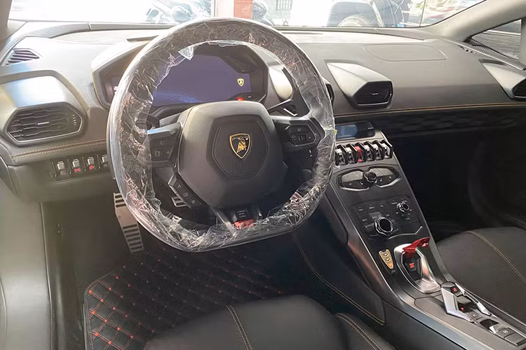 Về nguyên bản, siêu xe Lamborghini Huracan LP610-4 sử dụng động cơ V10 hút khí tự nhiên, dung tích 5.2 lít sản sinh công suất cực đại 601 mã lực và tối đa 560 Nm mô-men xoắn. Sức mạnh được truyền đến bốn bánh xe thông qua hộp số ly hợp kép 7 cấp.