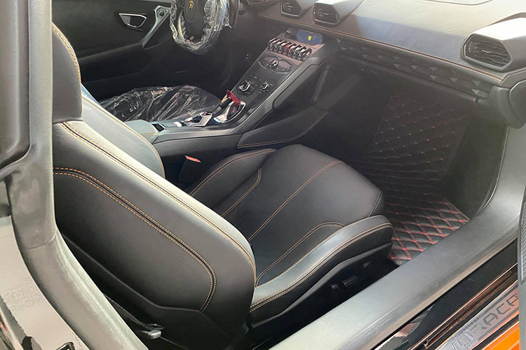 Với sức mạnh này, Huracan LP610-4 có thể tăng tốc 0-100 km/h trong 3,2 giây và đạt vận tốc tối đa 330 km/h. Lamborghini cung cấp cho Huracan ba chế độ lái Strada (Đường phố), Sport (thể thao) và Corsa (đua). Mỗi chế độ sẽ tối ưu hóa hệ thống truyền động của từng cầu xe, độ đầm của vô-lăng và phân phối lực kéo tới từng bánh xe.