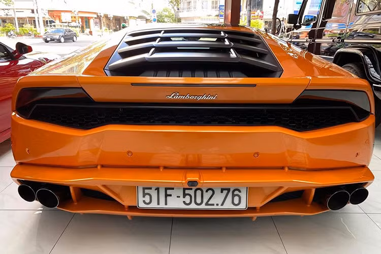 Chiếc siêu xe Lamborghini Huracan LP610-4 màu cam này từng được "lột xác" qua bản độ body kit Novara Edizione của hãng Vorsteiner cũng như gắn bộ mâm Navaja-ECL rất đình đám trong giới mê xe Việt. "Siêu bò" này cũng từng tham gia một chặng trong hành trình siêu xe Car Passion 2018 là từ Hà Nội đi Ninh Bình.