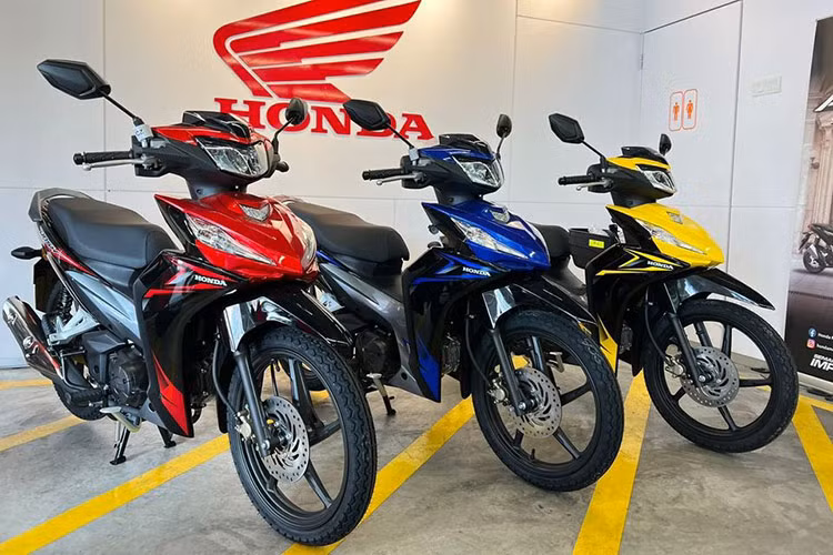 Dễ sử dụng, tiết kiệm kinh tế và tiện ích là những lợi thế mà các dòng xe số cỡ nhỏ của Honda đang chinh phục được đông đảo người dùng ở Đông Nam Á. Nếu ở Việt Nam có các dòng xe số nổi tiếng như Future 125 Fi, tại Thái Lan có Wave 125 Fi, thì Honda Dash 125 2024 mới đã chính thức được cập nhật ở Malaysia.