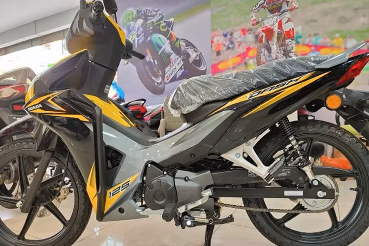 Ngoài ra, các trang bị lái tiêu chuẩn khác trên trên Honda Dash 125 như hệ thống treo được thiết kế tốt và phanh đĩa trước/sau phản ứng nhanh, góp phần rất lớn mang lại trải nghiệm lái xe an toàn và thoải mái cho người dùng.