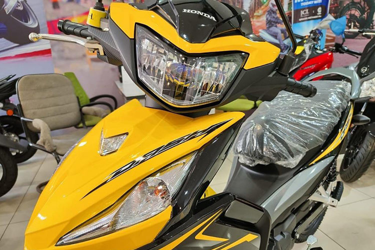 Dash 125 có lối thiết kế hầm hố với phần yếm đầy góc cạnh và được vuốt nhọn từ mặt trước cho tới đuôi xe. Nhờ đó, kiểu dáng của Honda Dash 125 trông thể thao hơn hẳn các mẫu xe số trên thị trường, mang hơi hướng mạnh mẽ của dòng xe côn tay Winner X.